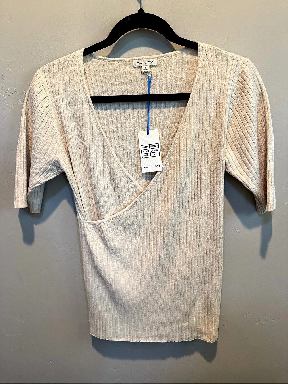 Tea n Rose Ribbed V-Neck Top in Cream Size Large NWT